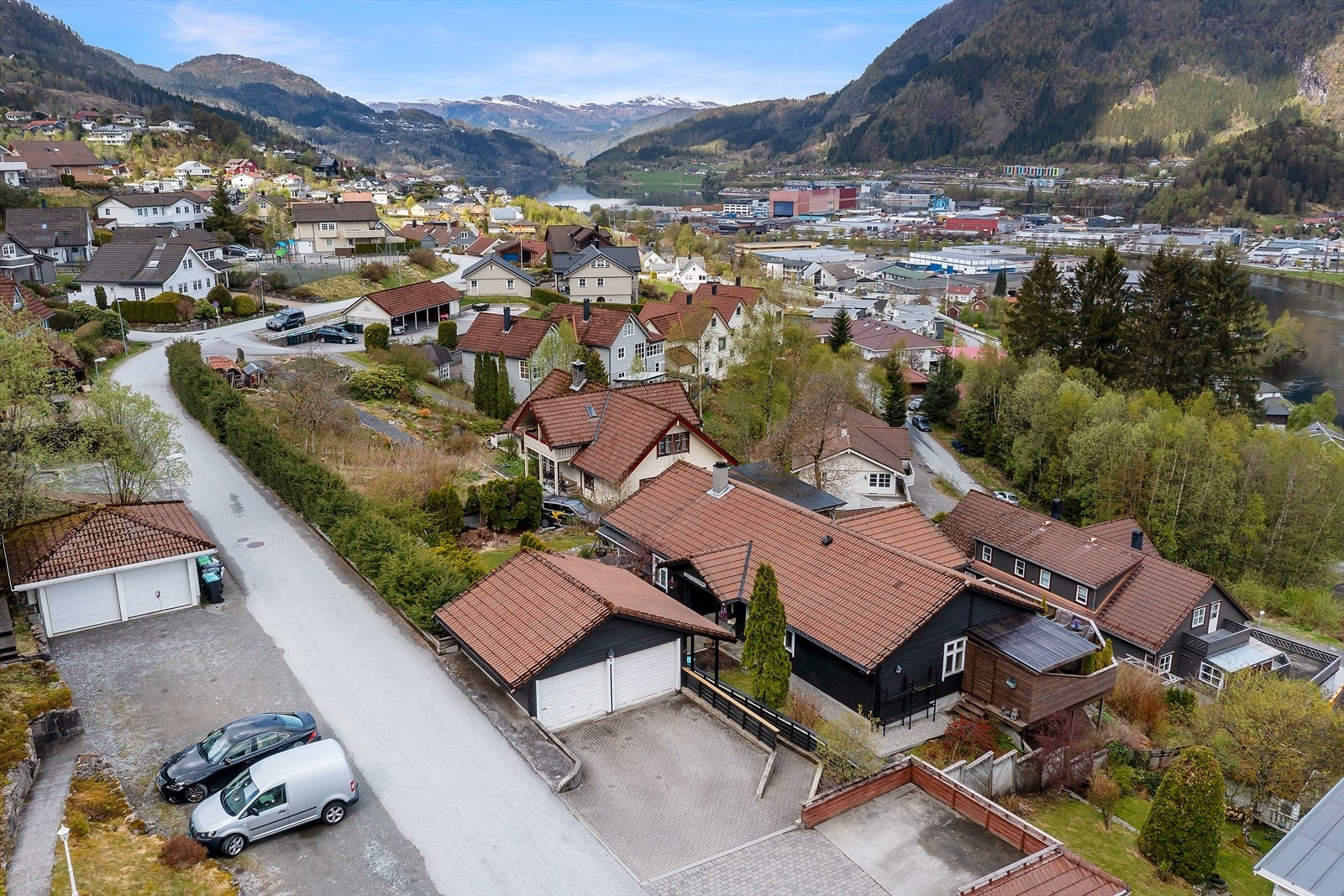 Enkel tilkomst til dobbelgarasje og tun med belegningsstein Galleribilde
