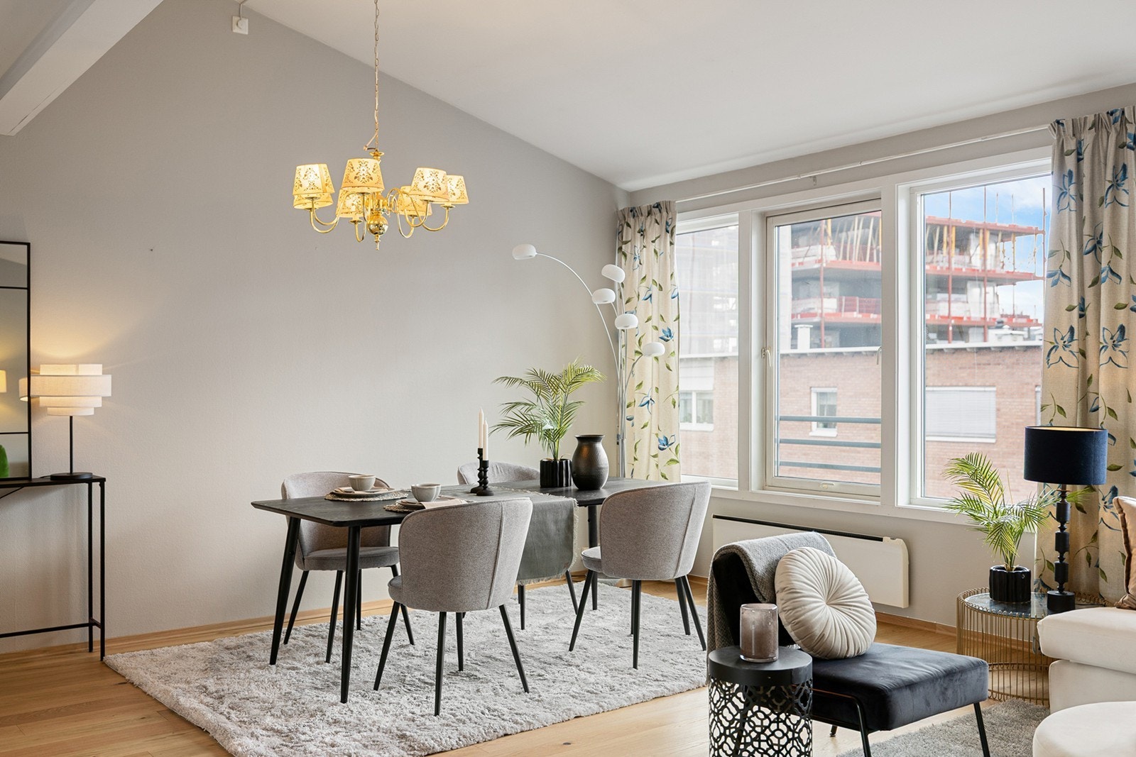 Stuen har parkettgulv og gode møbleringsmuligheter for både sofagruppe og spiseplass. Galleribilde