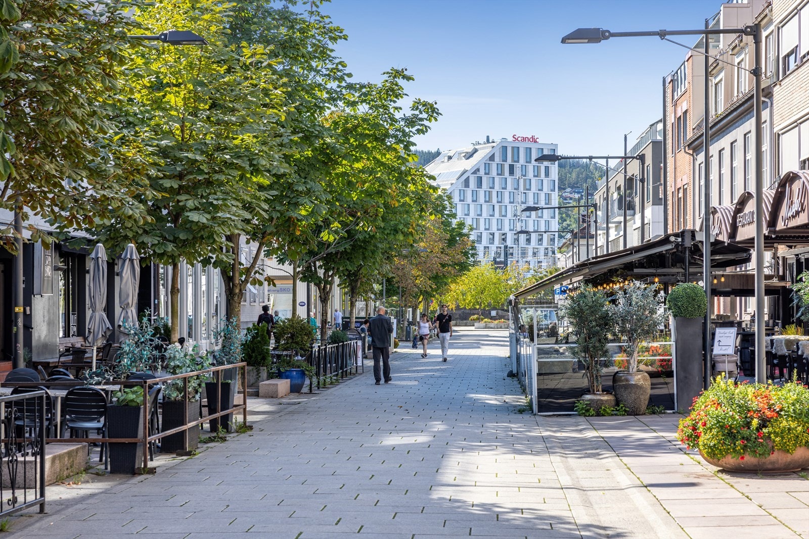 Lillestrøm har et godt utvalg innenfor uteliv, shopping og små spesialbutikker, hyggelige handlegater, og et flott kulturhus. Galleribilde