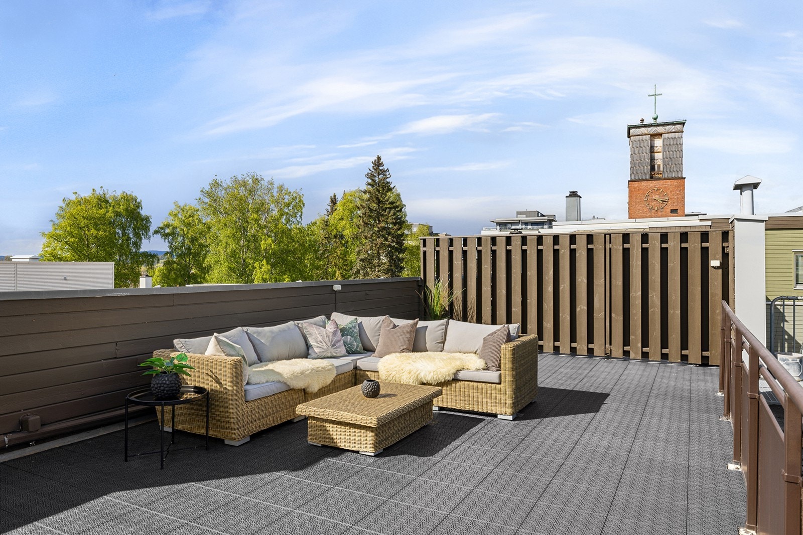 Leiligheten har en fantastisk og stor privat takterrasse på hele 65 kvm. Her er det sol fra morgen til kveld - og flott utsikt. Galleribilde