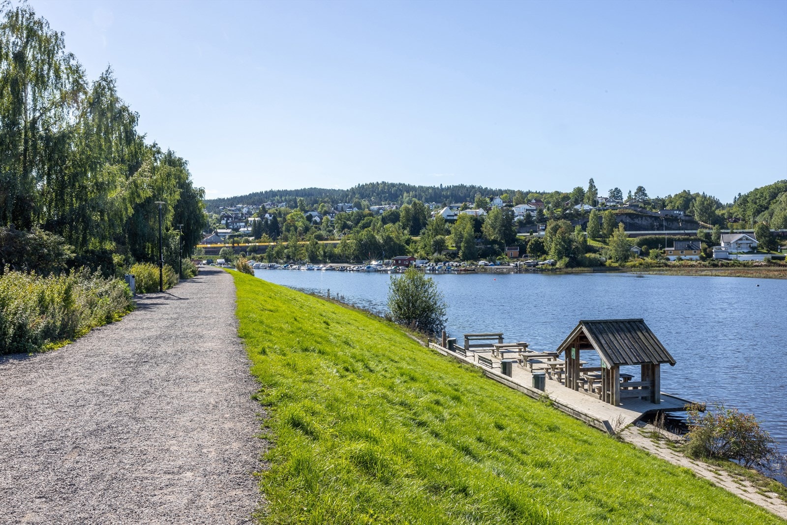 På Nebbursvollen finner du flotte tur- og rekreasjonsområder, samt opplyste stier perfekt for joggeturer. Galleribilde
