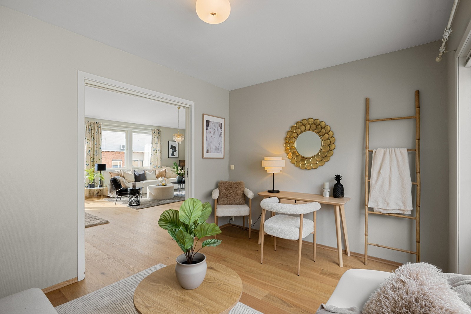 Praktisk skyvedør inn mot hovedstuen gir en åpen og fleksibel løsning, samtidig som rommet enkelt kan tilbakeføres til soverom ved behov. Galleribilde