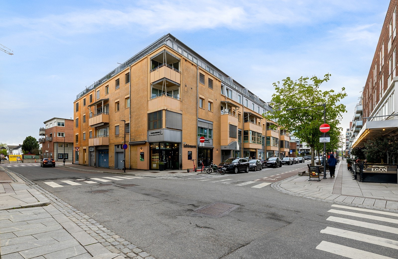 Stian Berglund v/ Notar Romerike har gleden av å presentere en attraktiv og romslig 4-roms selveier i Storgata 26 i populære Køhnkvartalet.
Foto: Foto by Helene. Galleribilde