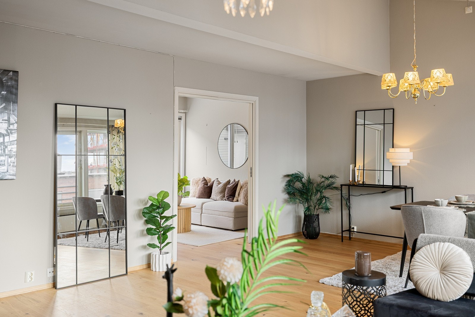 Den åpne løsningen gir en luftig romfølelse og gjør dette til et naturlig samlingspunkt i boligen. Galleribilde