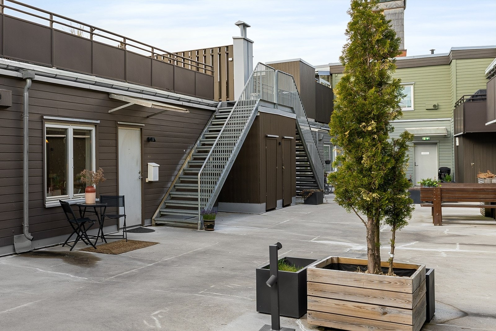 Leiligheten har et hyggelig inngangsparti beliggende i et skjermet atriumsmiljø med sitteplasser og felles uteområder. Fra atriet er det trappeadkomst opp til boligens private takterrasse. Galleribilde