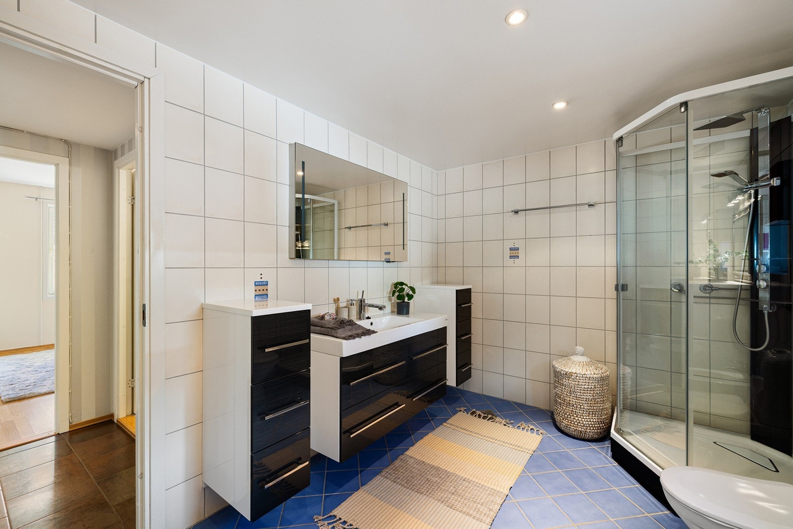 Badet er videre utstyrt med dusjkabinett, vannklosett og bidé. Rommet har mekanisk avtrekk og et praktisk vindu som sørger for naturlig lys og mulighet for lufting. Galleribilde