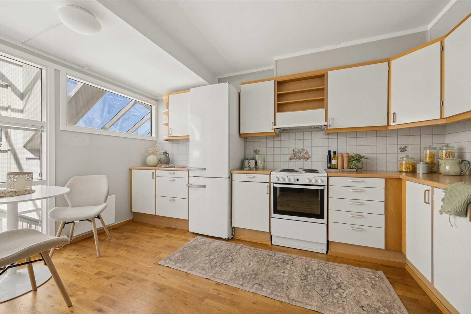 Kjøkken med slette fronter og laminert benkeplate. Mulighet for en koselig spiseplass ved vinduet. Galleribilde