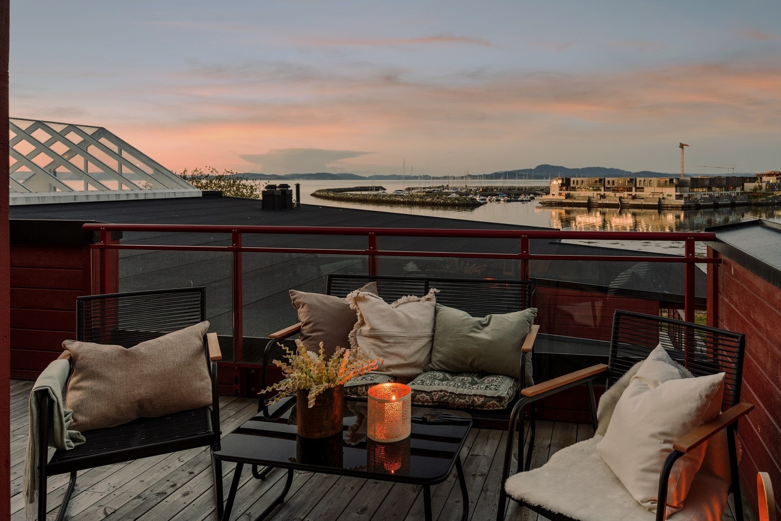 Leiligheten har en romslig terrasse på hele 17 m² med utsikt over fjorden og Grilstad Marina. Galleribilde