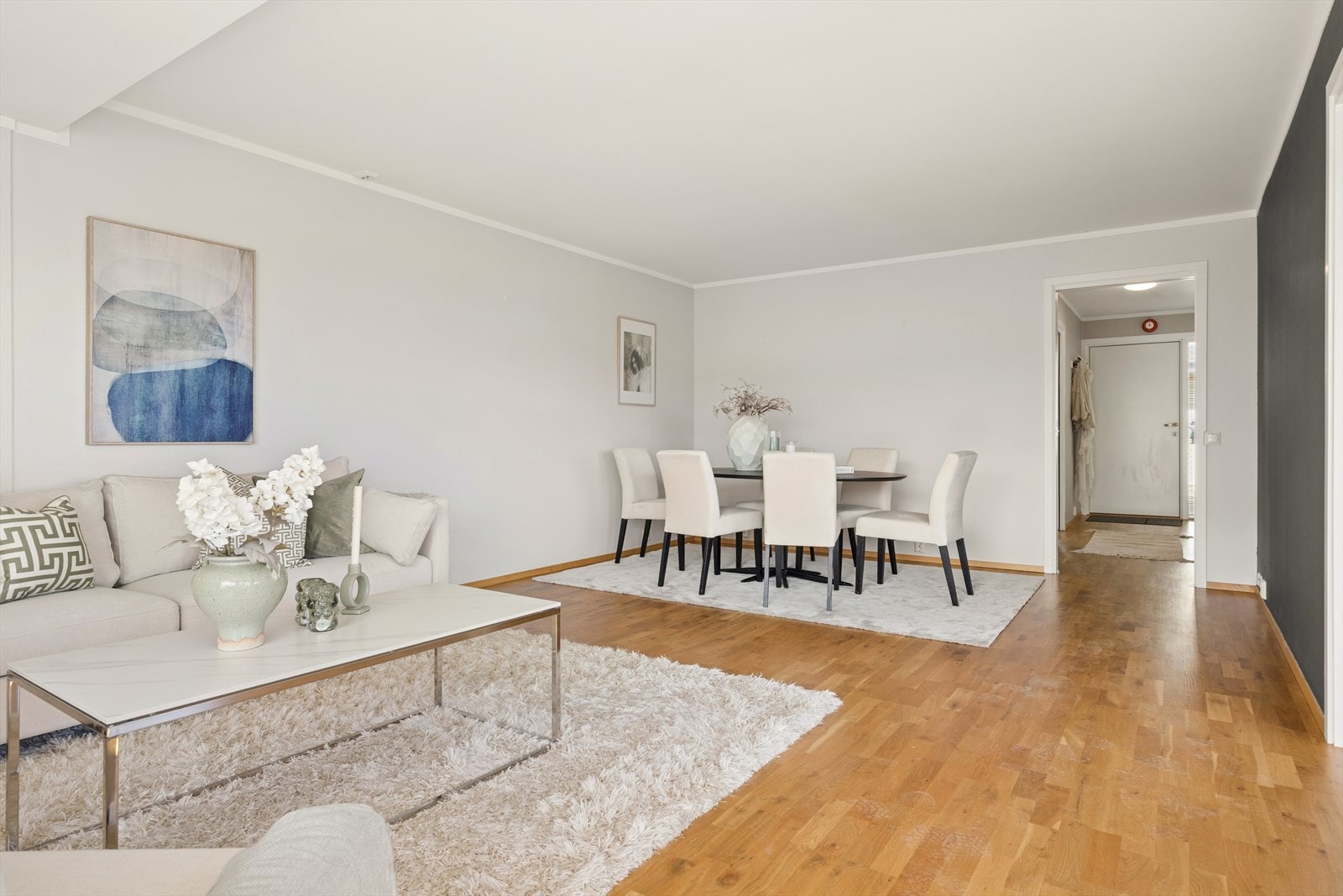 Stuen har god plass til spisebord. Galleribilde
