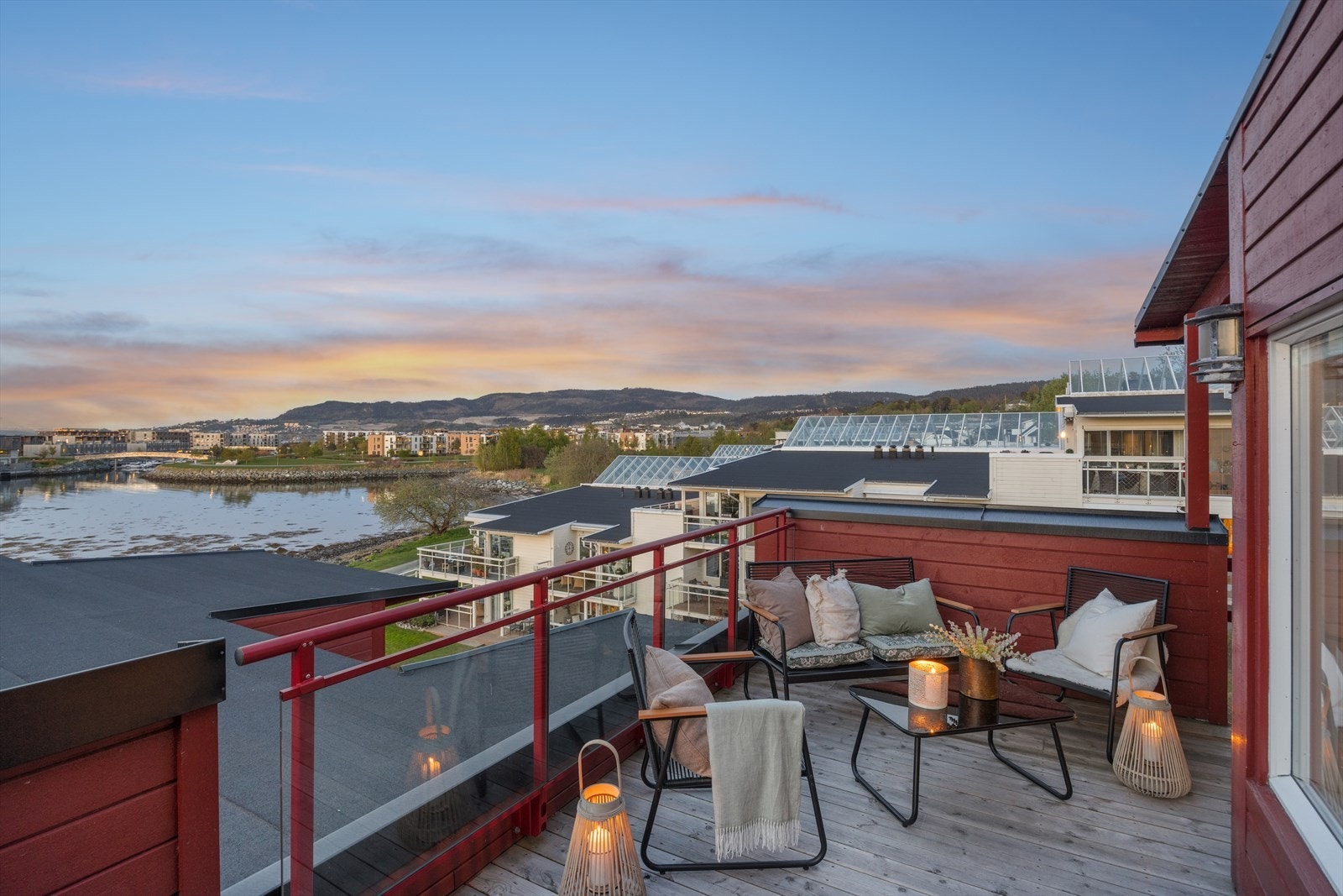 Leiligheten er tilknyttet det veletablerte Hasselbakken Terrasse Borettslag. Galleribilde