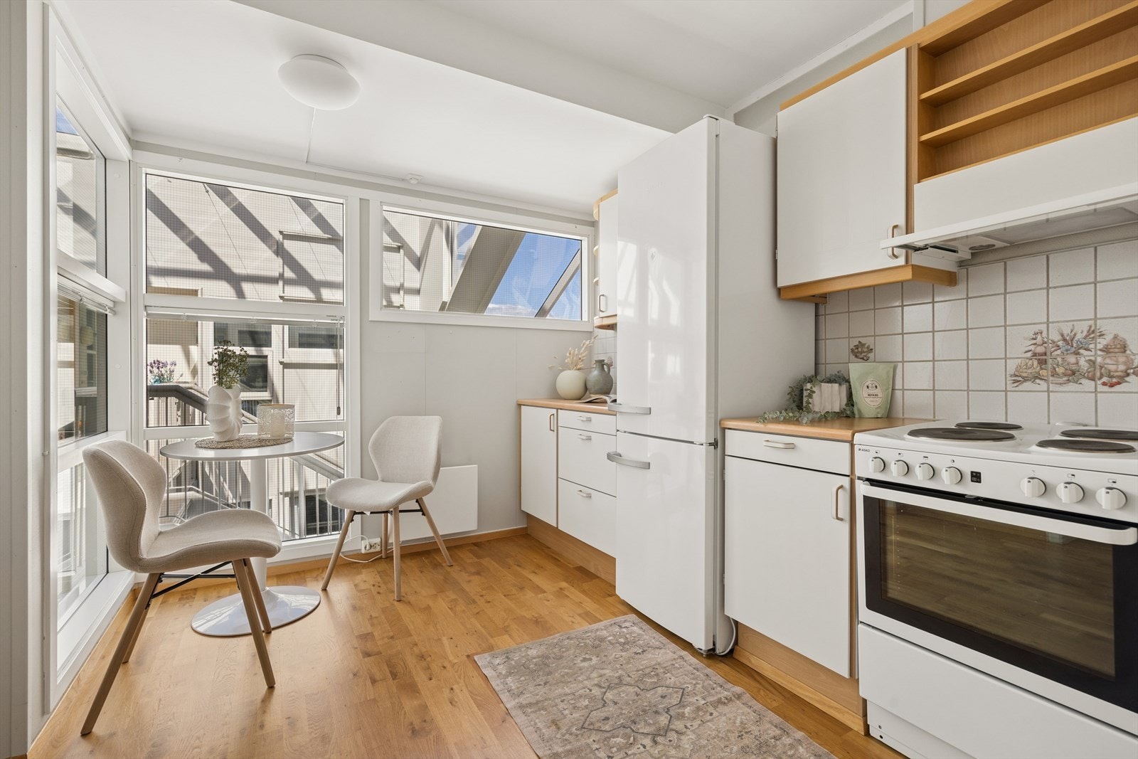 Kjøkkenet har opplegg for oppvaskmaskin og frittstående komfyr. Ventilator styrer sentralavtrekk. Galleribilde