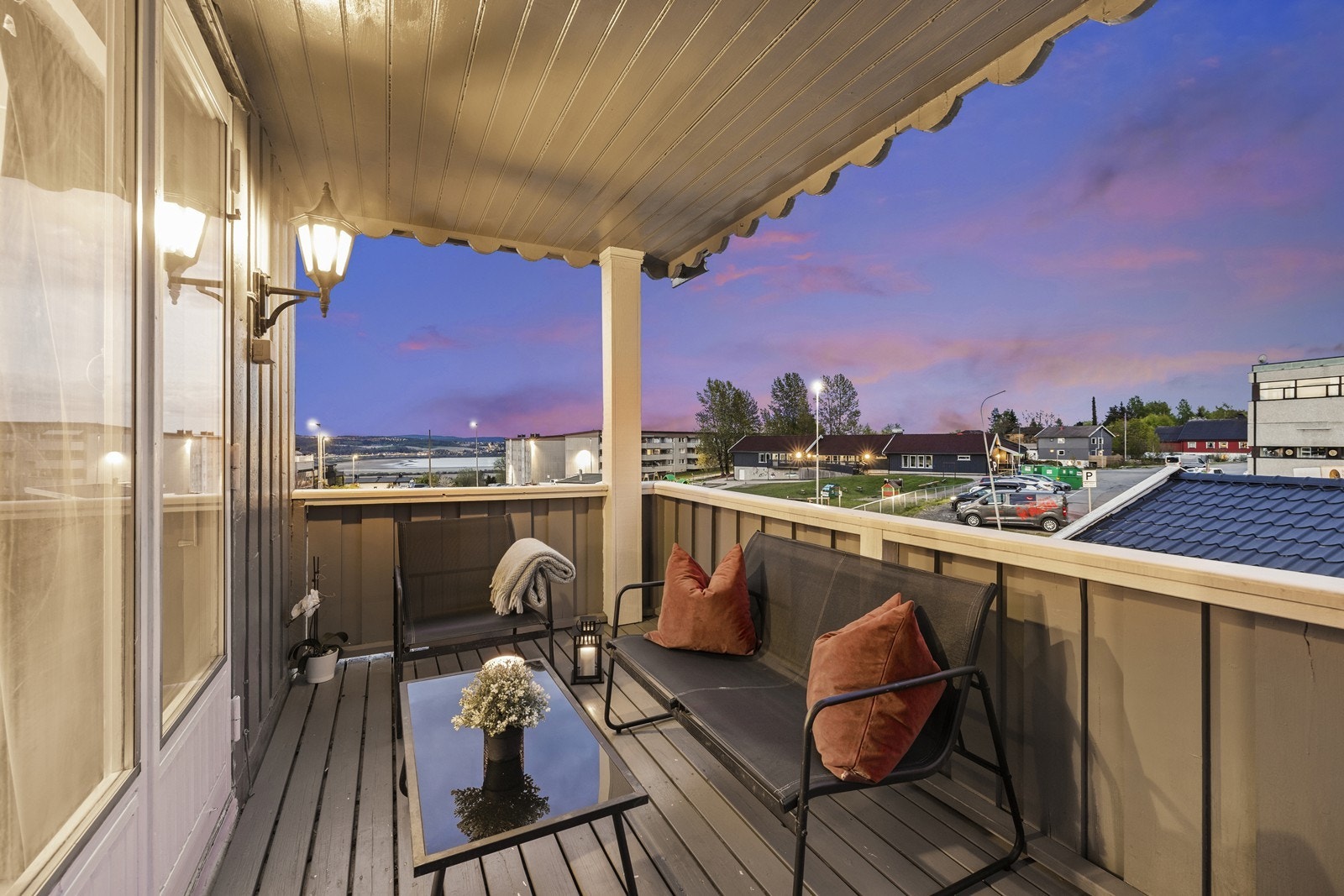 Overbygget veranda på ca. 7 m² med plass til en hyggelig sittegruppe. Galleribilde
