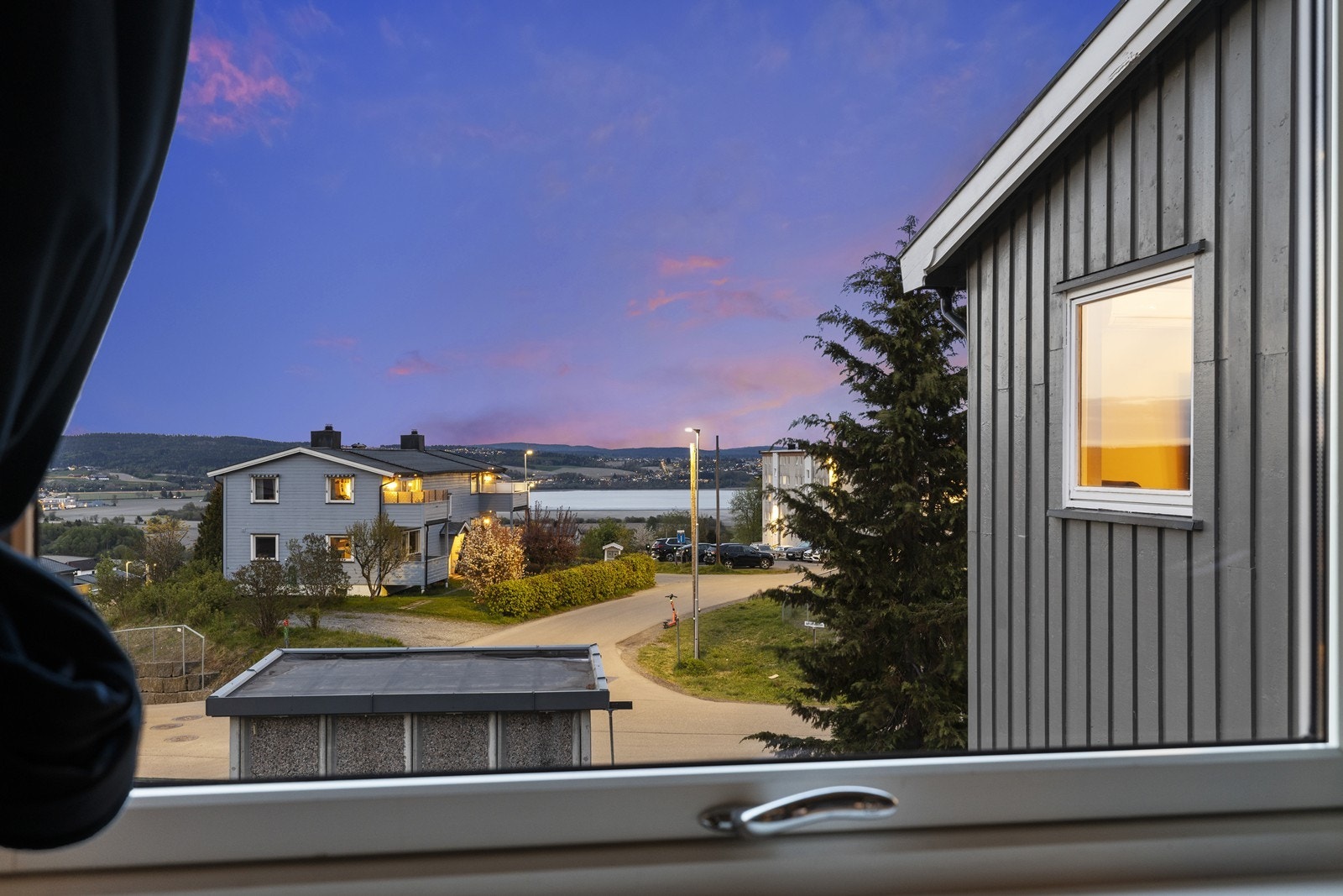 Fra hovedsoverom er det utsikt over nærområdet og vannet i det fjerne. Galleribilde
