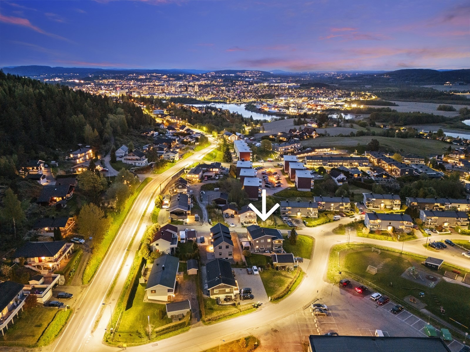Beliggenheten i Rælingen/Fjerdingby gir umiddelbar nærhet til Østmarka, samtidig som Lillestrøm stasjon kun er en kort busstur unna. Galleribilde
