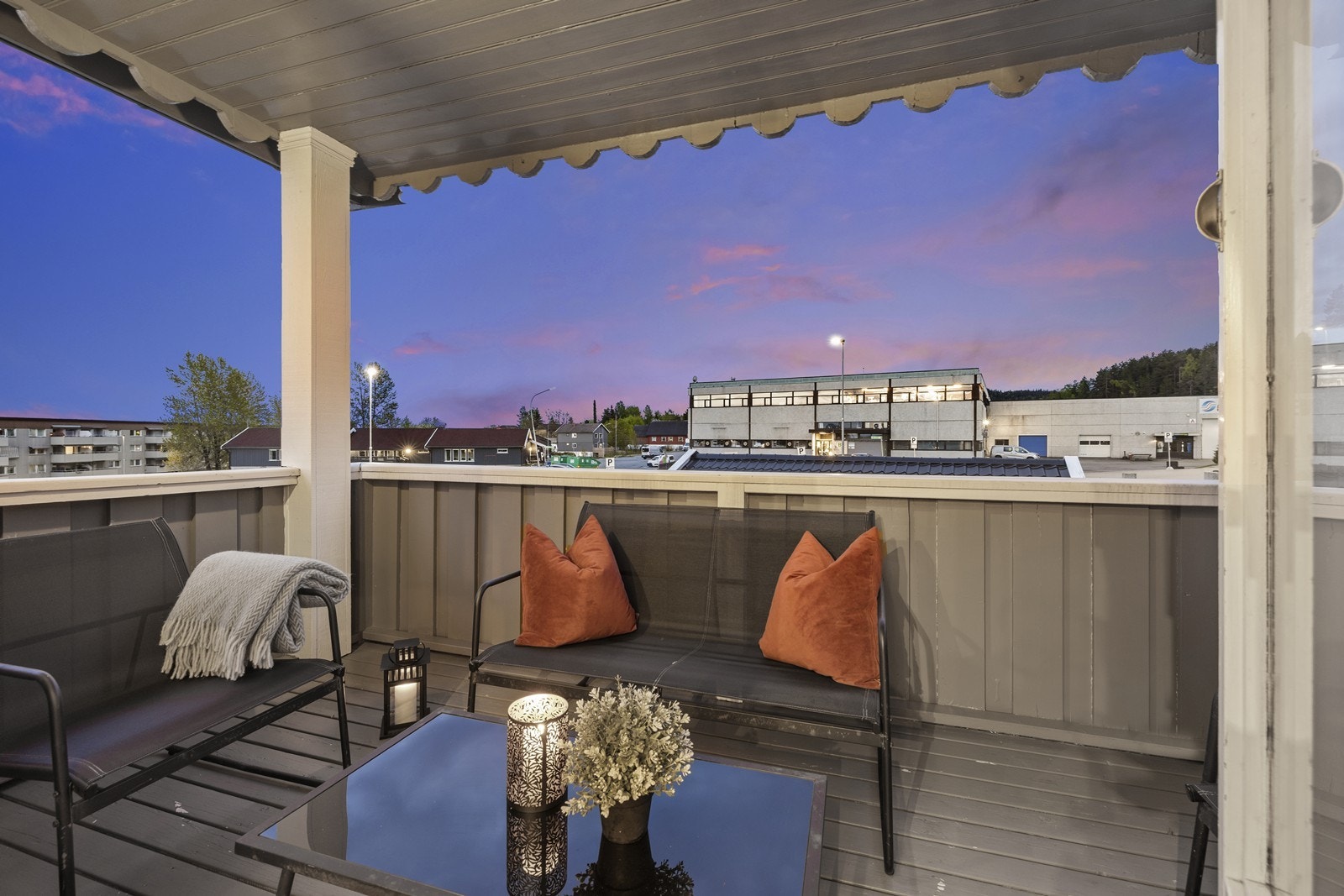 Verandaen har rekkverk i treverk og er belagt med terrassebord. Galleribilde