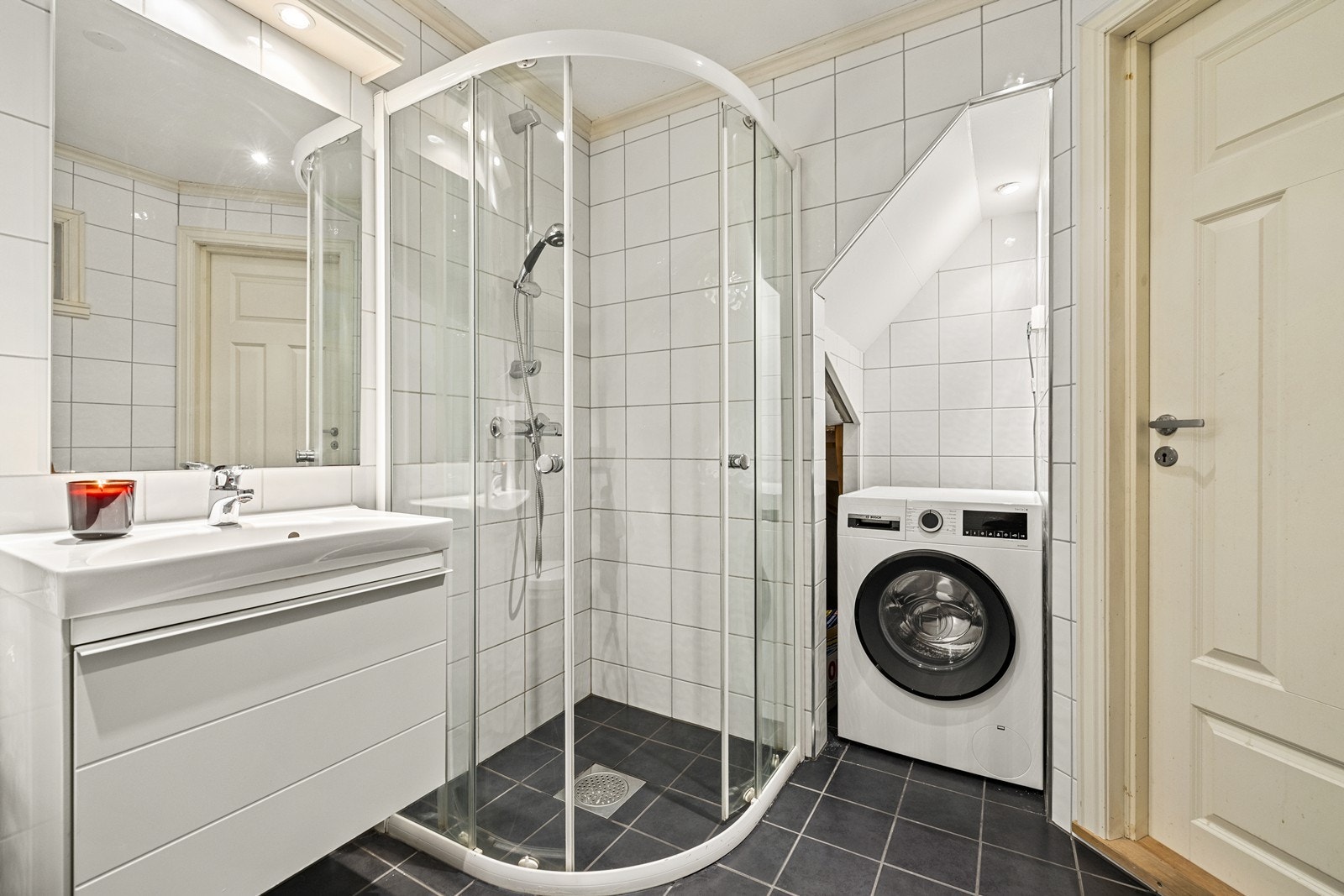 Badet er utstyrt med vegghengt toalett, dusjhjørne og har opplegg for vaskemaskin. Galleribilde