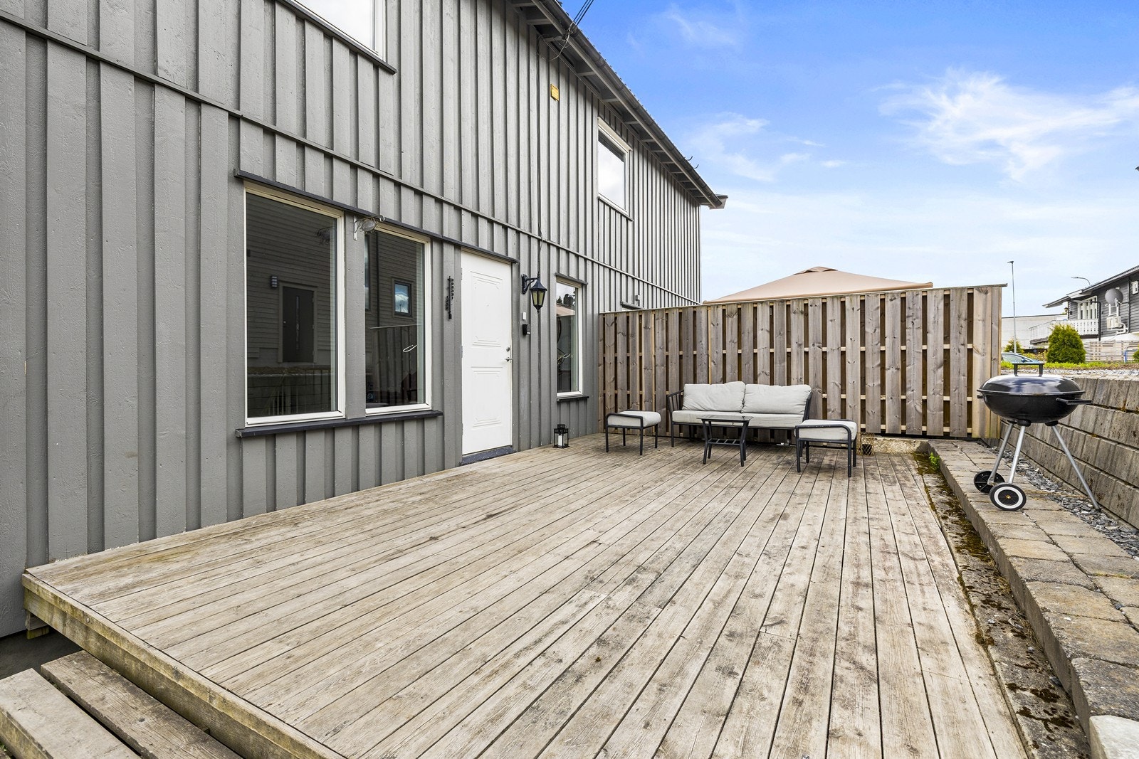 Stor terrasse på ca. 27 m² ved inngangspartiet, med god plass til utemøbler. Galleribilde