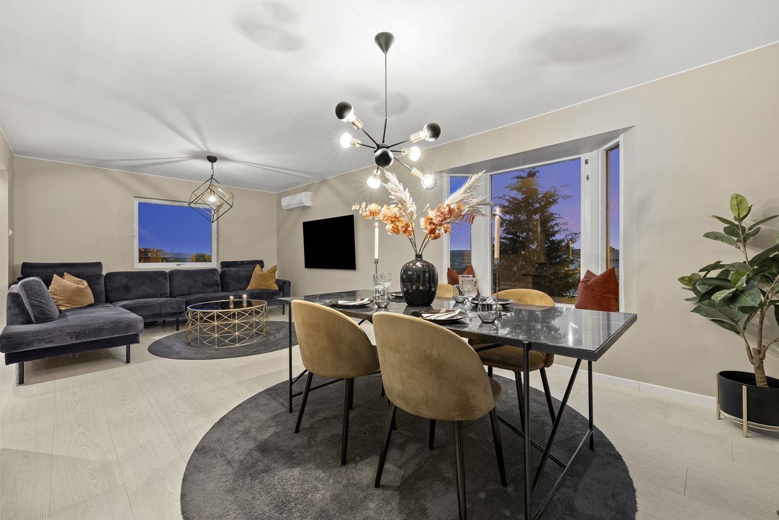 Dette er en halvprart tomannsbolig, fint beliggende i nærhet til Marikollen og Lillestrøm. Boligen har et godt potensiale i enkelte rom og samtidig en flott stue og kjøkkensone. Galleribilde