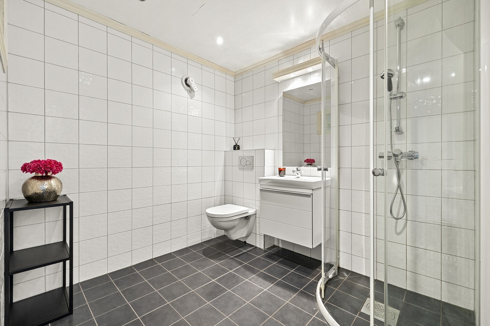 Badet i kjeller har flislagt gulv med gulvvarme og flislagte vegger. Galleribilde