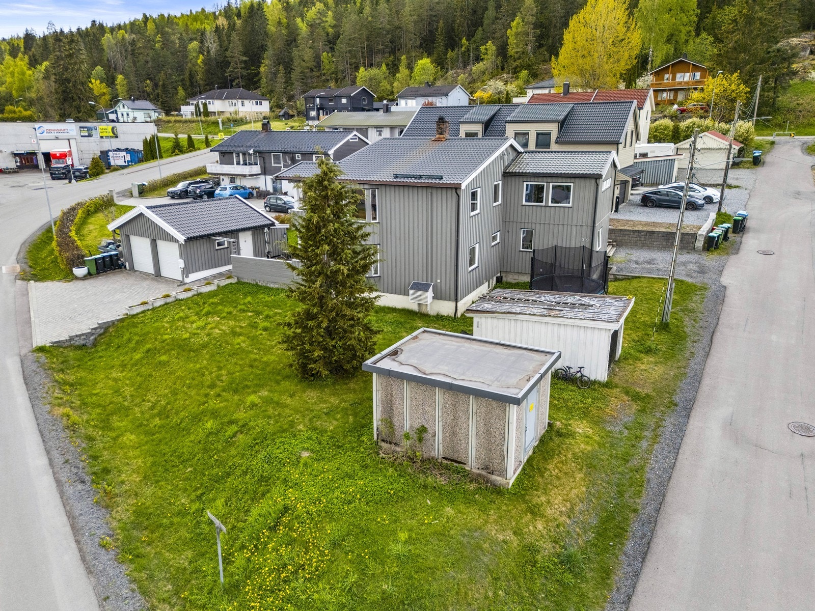 Eiendommen ligger i et etablert og rolig nabolag med lite trafikkstøy. Galleribilde