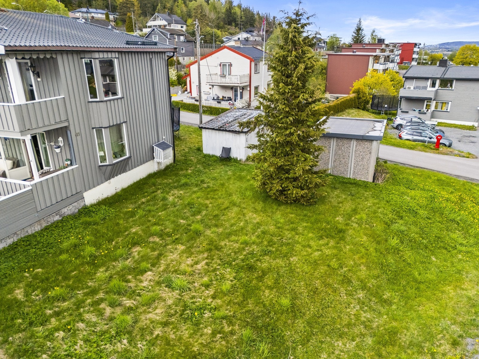 Tomten er opparbeidet med plen og gruset gårdsplass. Det er god plass til trampoline og diverse. Galleribilde