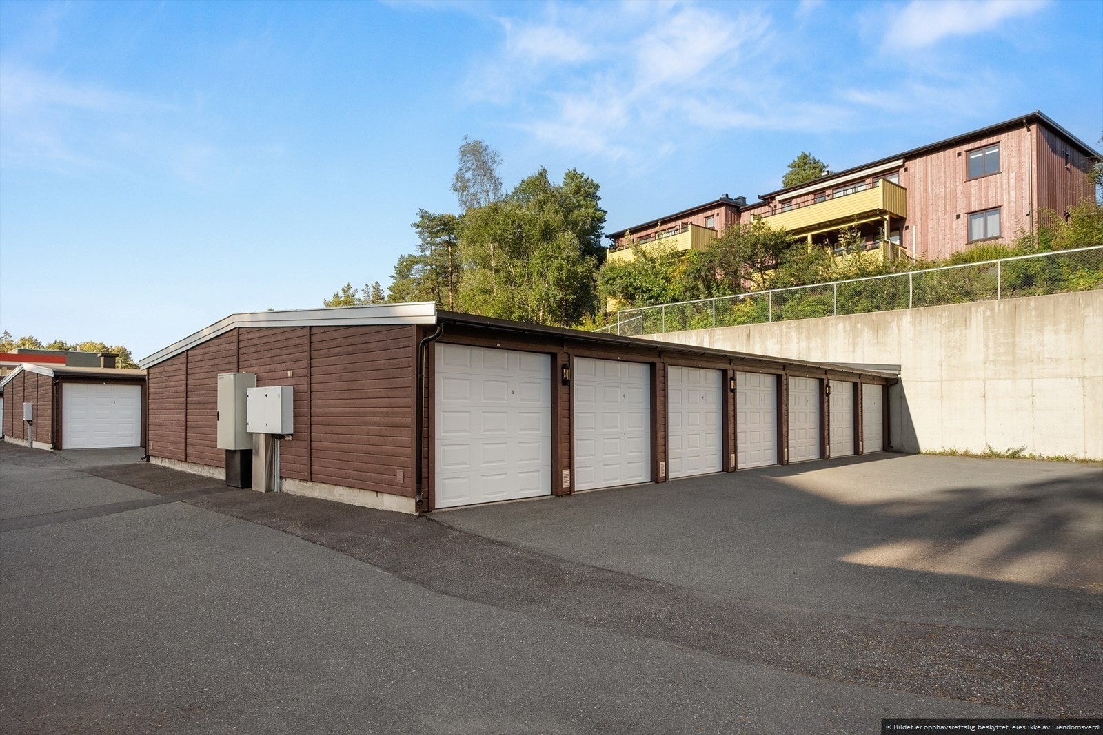Egen garasjeplass med automatisk portåpner følger andelen. Tilrettelagt infrastruktur for lading av elbil. Galleribilde