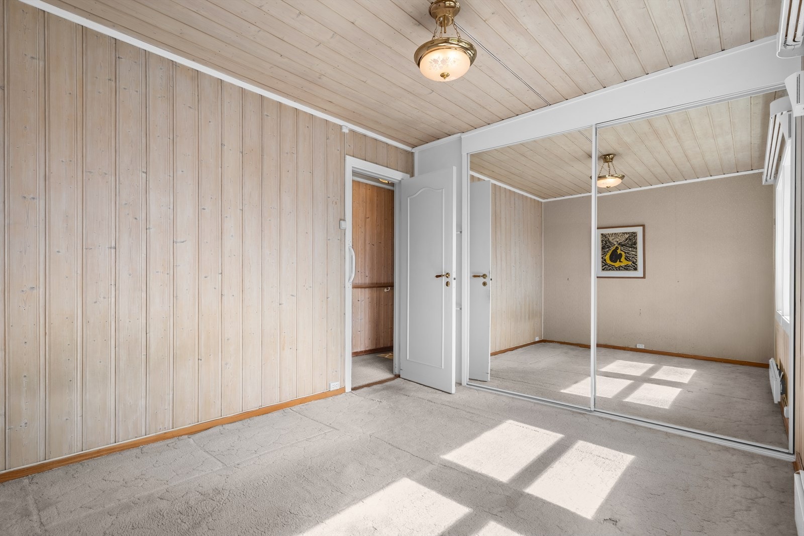 Rommet har en stor og praktisk skyvedørsgartderobe. Galleribilde