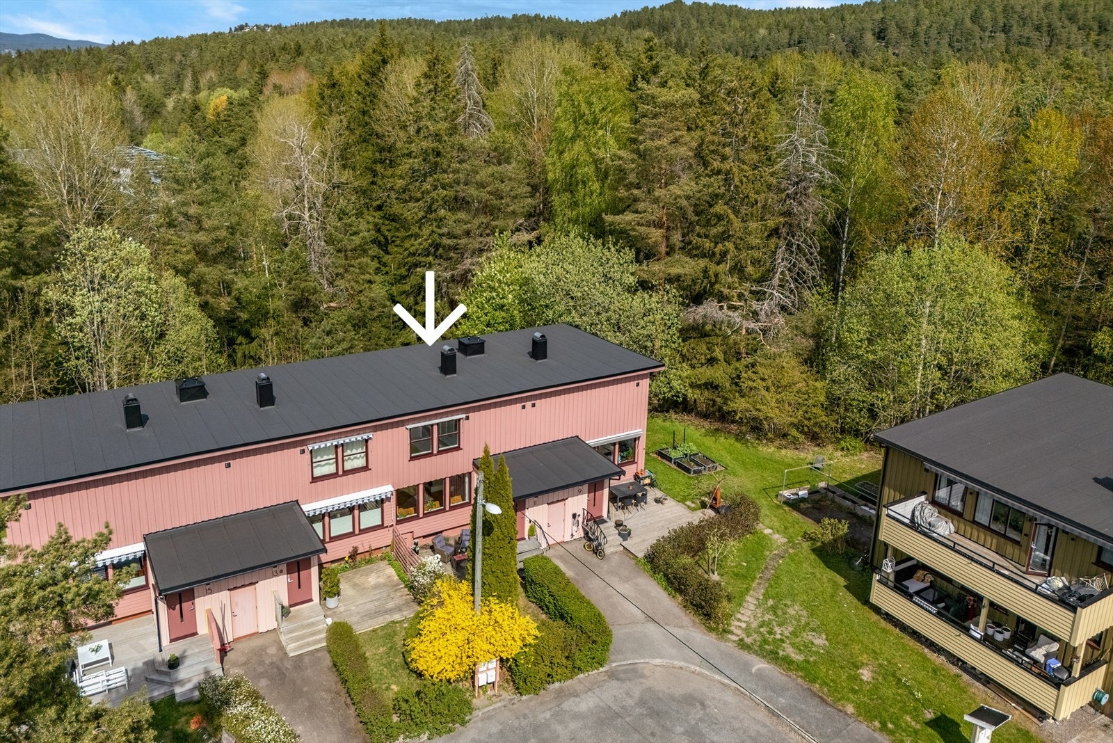 Boligen ligger i et populært og meget barnevennlig boområde på Oppsal med Østmarka som nærmeste nabo. Hvit pil viser boligen. Galleribilde