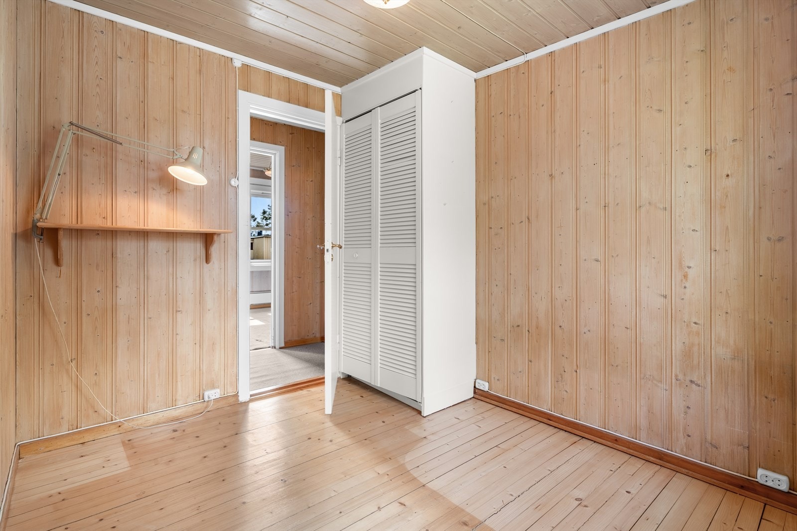 Soverom 2 har også garderobeskap. Galleribilde