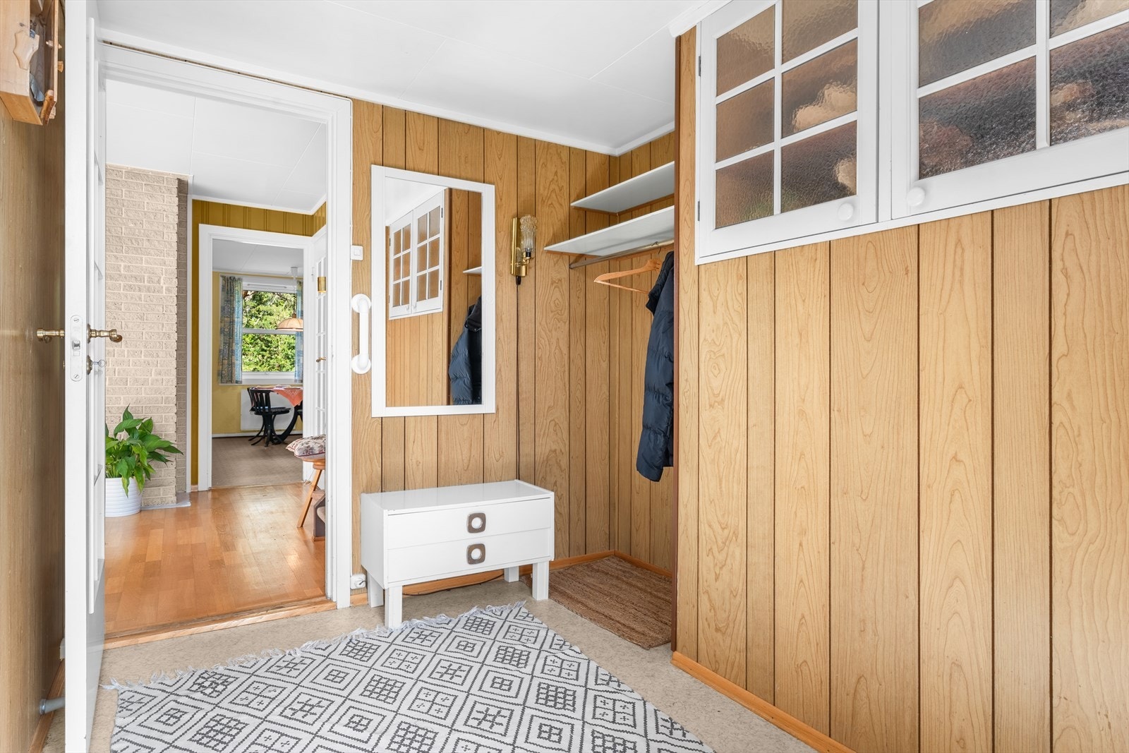 Entré har god plass til oppbevaring av yttertøy og sko. Galleribilde