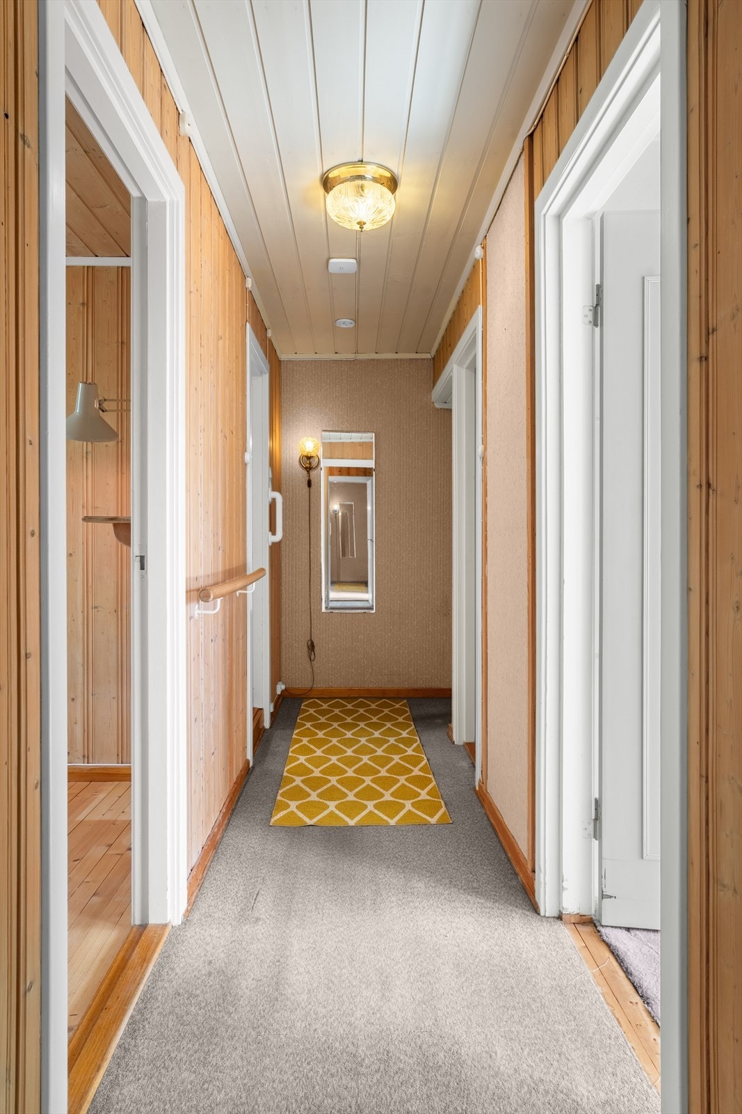Gang i 2. etasje har inngang til praktisk bod/garderobe. Galleribilde