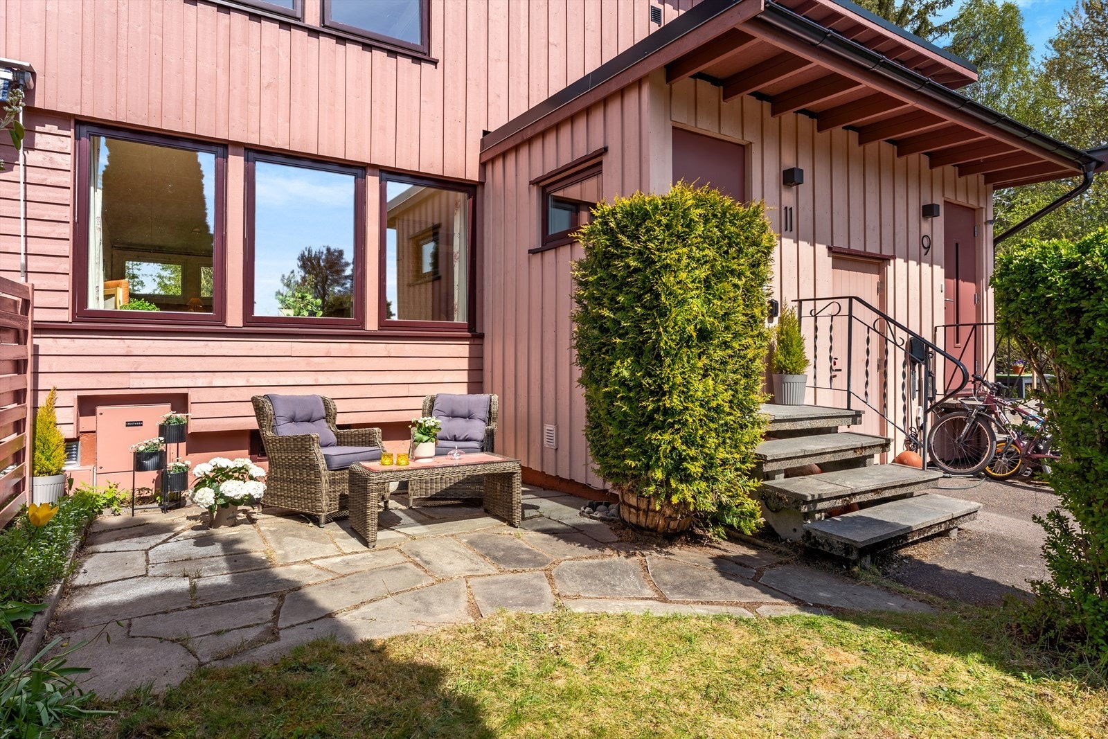 Uteplassen har god plass til både spisebord, sittegruppe og grill. Galleribilde