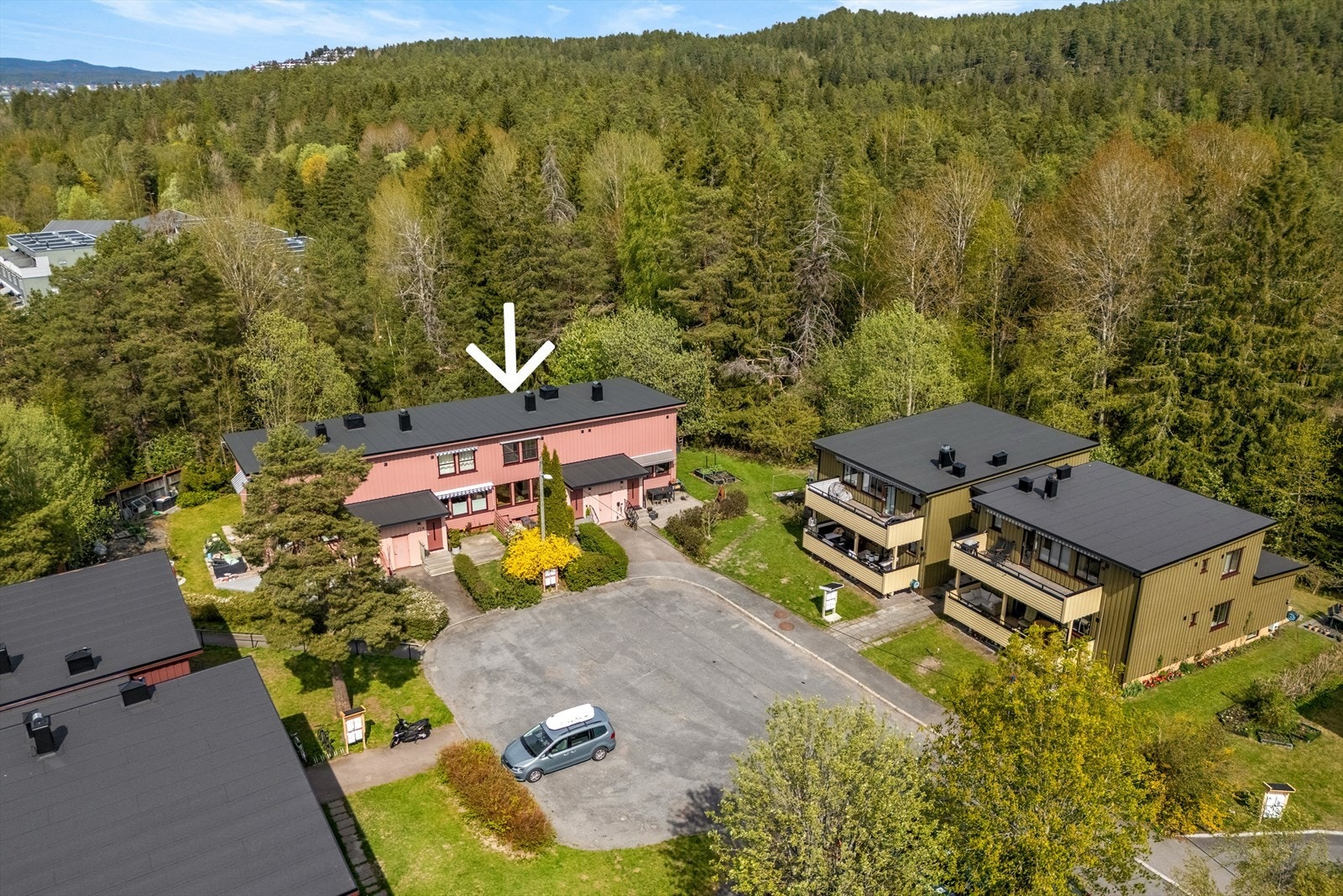 Området er svært populært blant barnefamilier . Hvit pil viser boligen. Galleribilde
