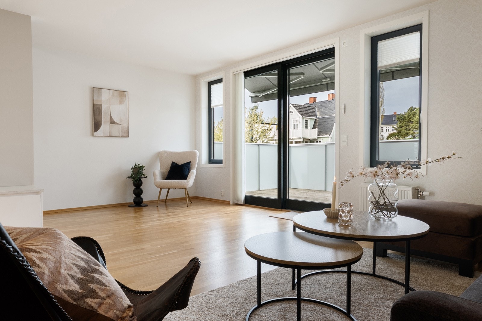 Stue og utgang til balkong Galleribilde