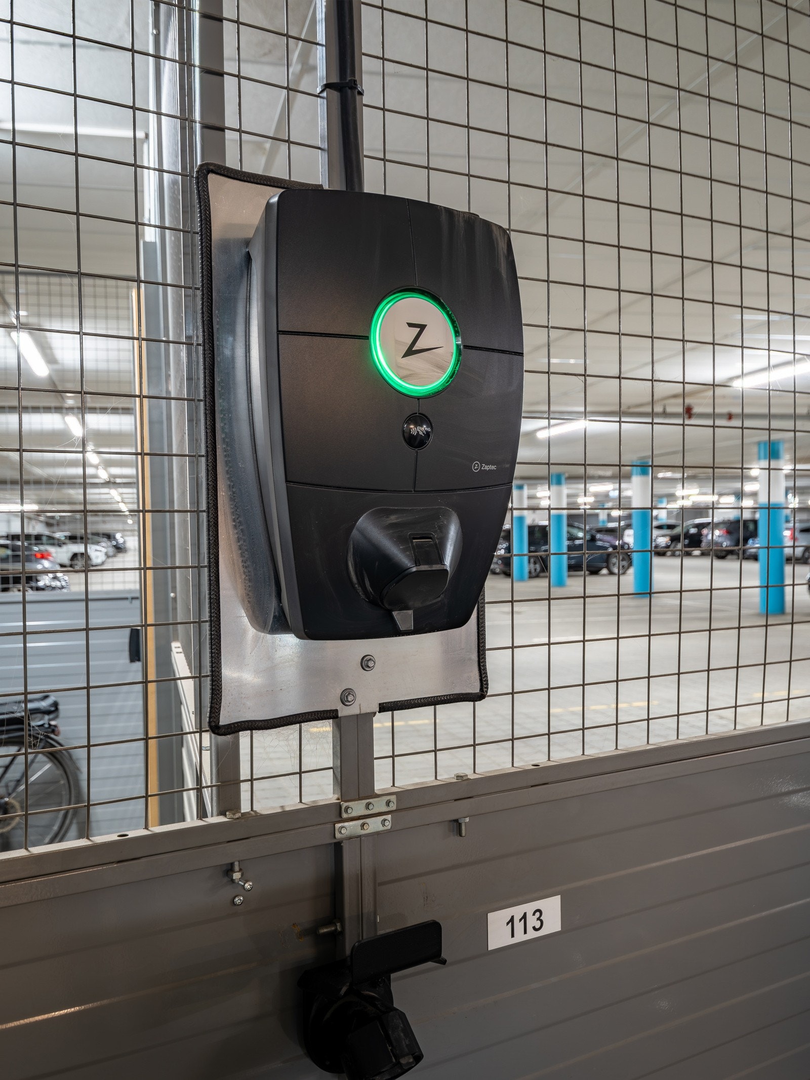 Montert ladeboks på parkeringsplass Galleribilde