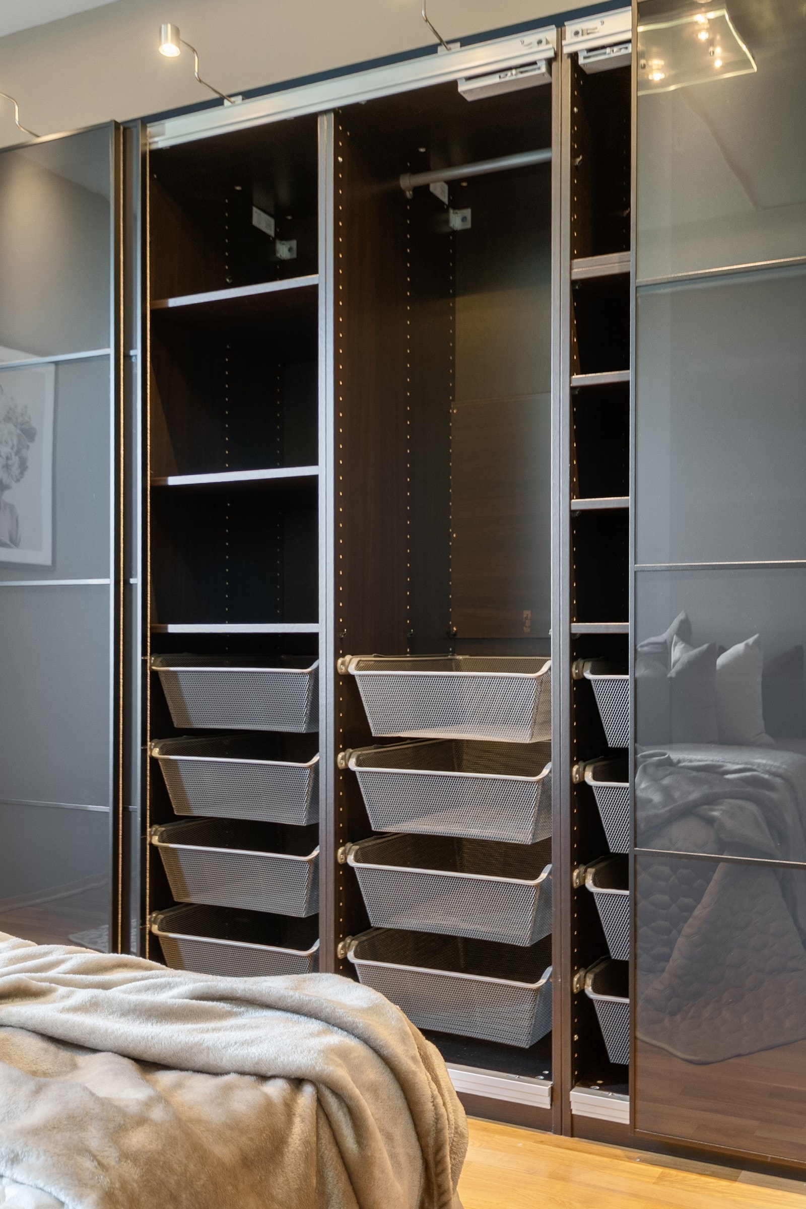 Skyvedørsgarderobe på hovedsoverom Galleribilde