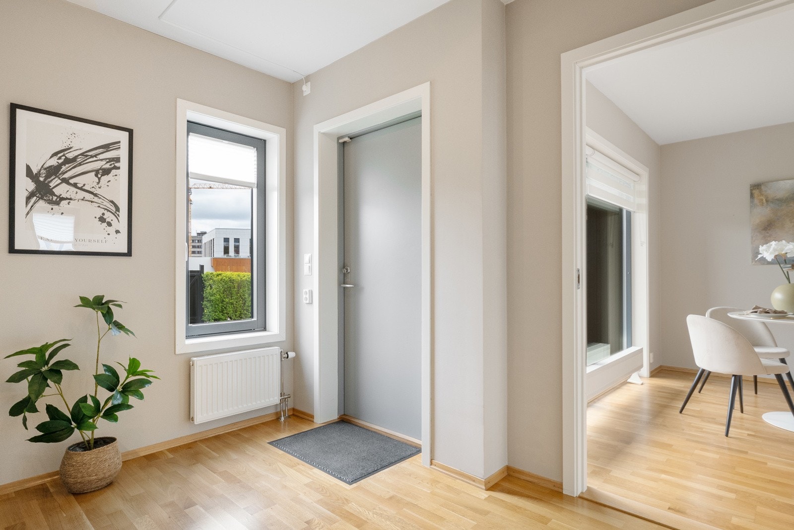 Romslig entrè Galleribilde