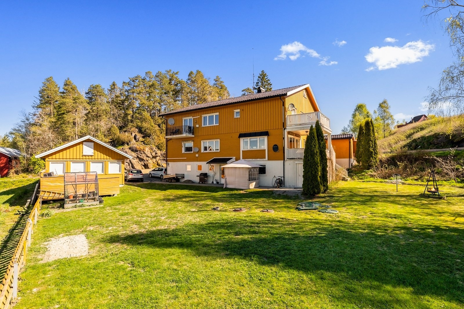 Uteområdet gir rom for rekreasjon og hvile i landlige omgivelser. Galleribilde