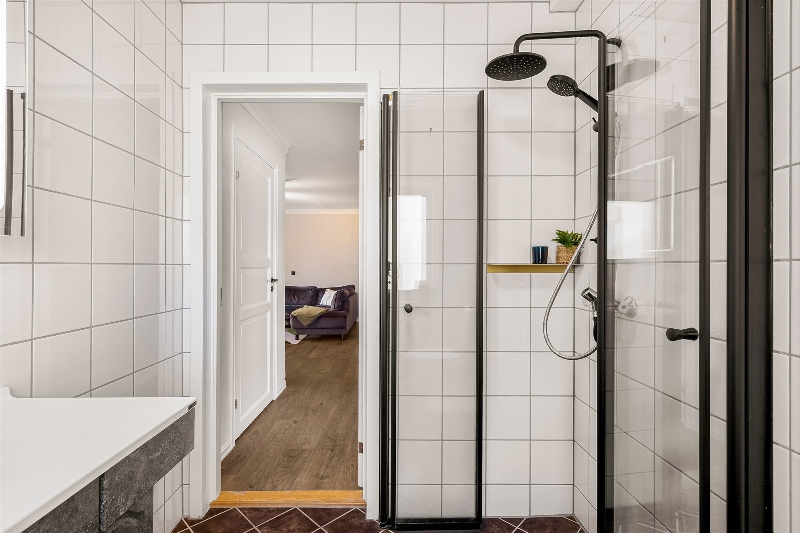 Badet har mekanisk avtrekk via en elektrisk styrt vifte og tilluftsrist i døren. Galleribilde