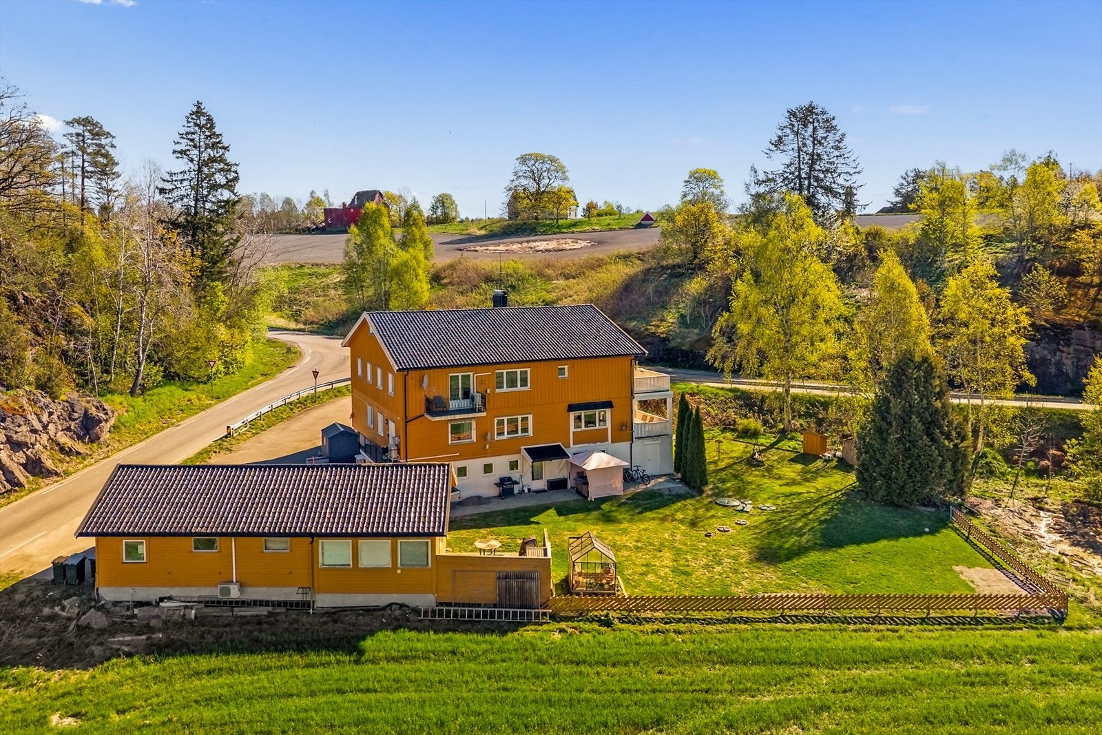 Bygningen har stående og liggende bordkledning og tak tekket med tegltakstein. Galleribilde