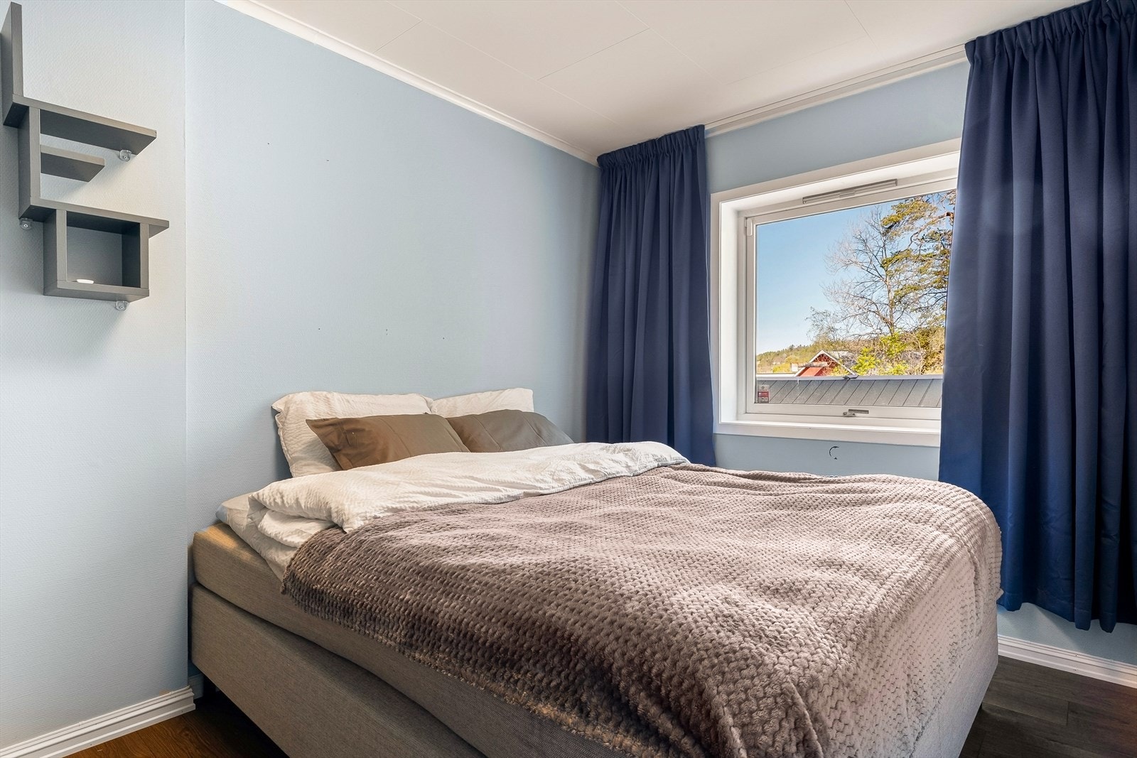 Leiligheten har to soverom. Hovedsoverommet har god plass til dobbeltseng. Galleribilde
