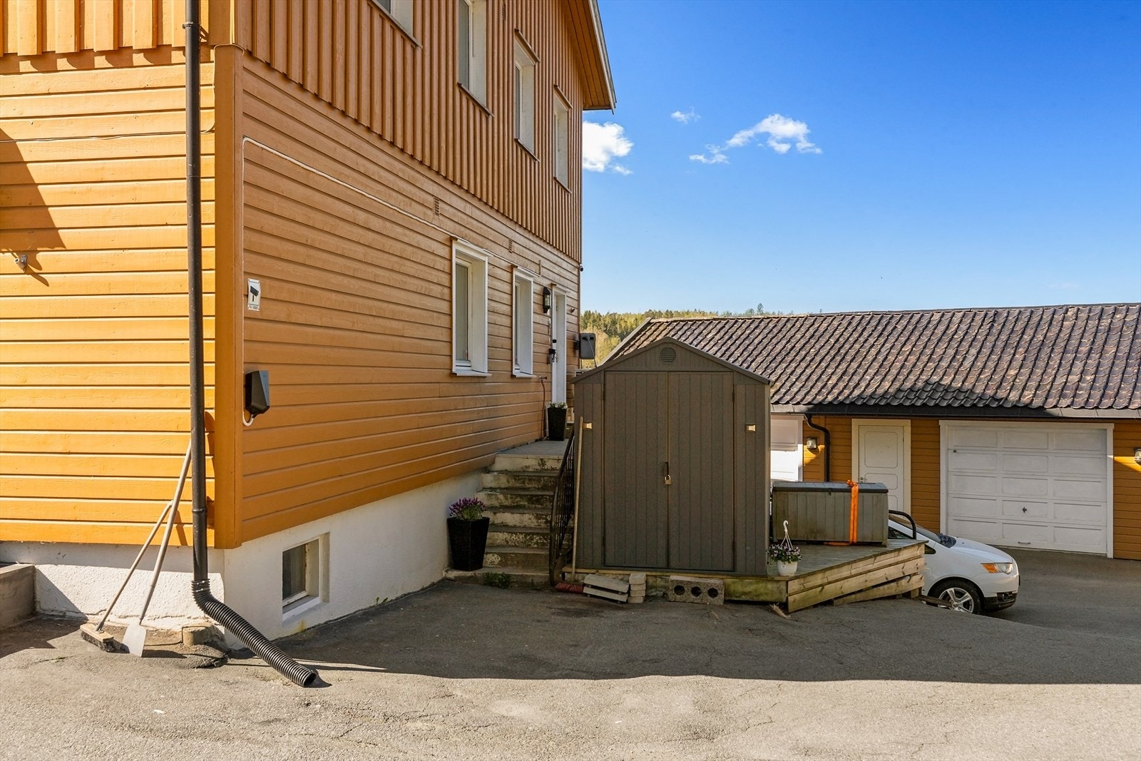 Til leiligheten medfølger en ekstern bod på cirka 4 m² for ekstra lagring. Galleribilde