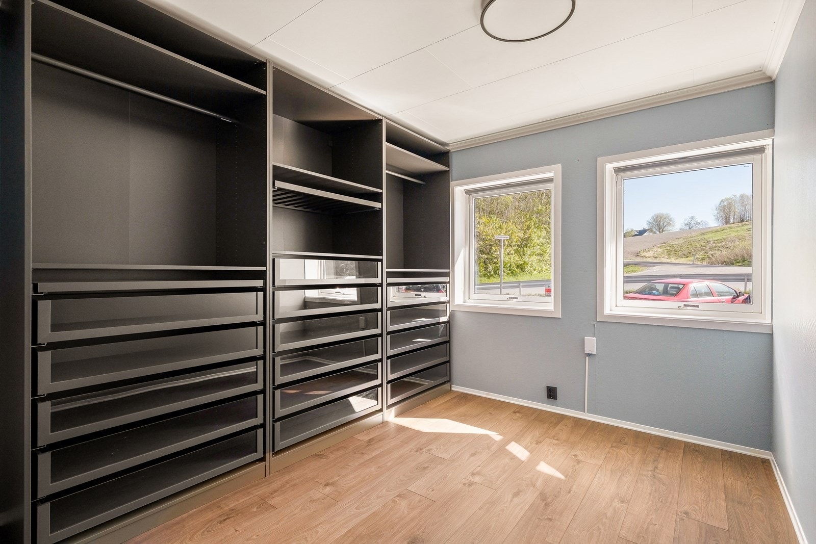 Det andre soverommet er i dag innredet som en romslig garderobeløsning. Galleribilde