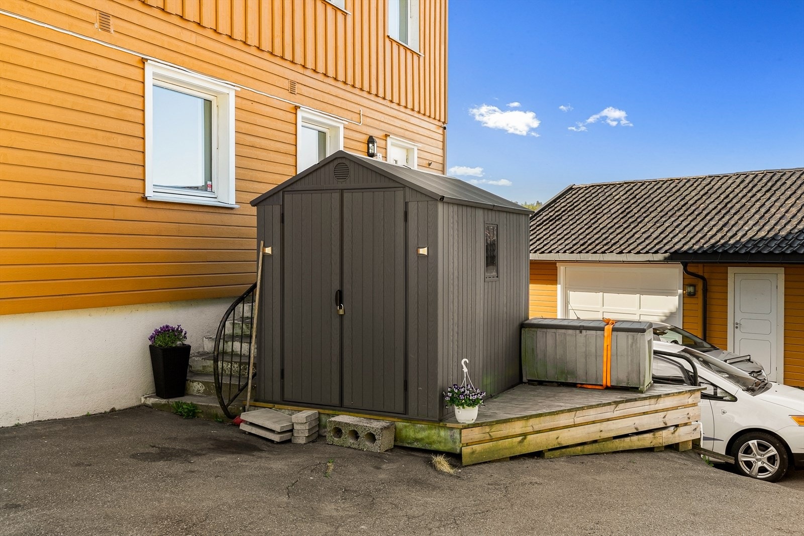 Den eksterne boden gir praktisk oppbevaring for dekk, verktøy eller sportsutstyr. Galleribilde