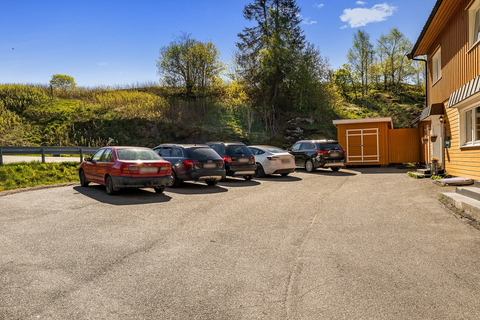 Gode parkeringsmuligheter på felles gårdsplass. Galleribilde