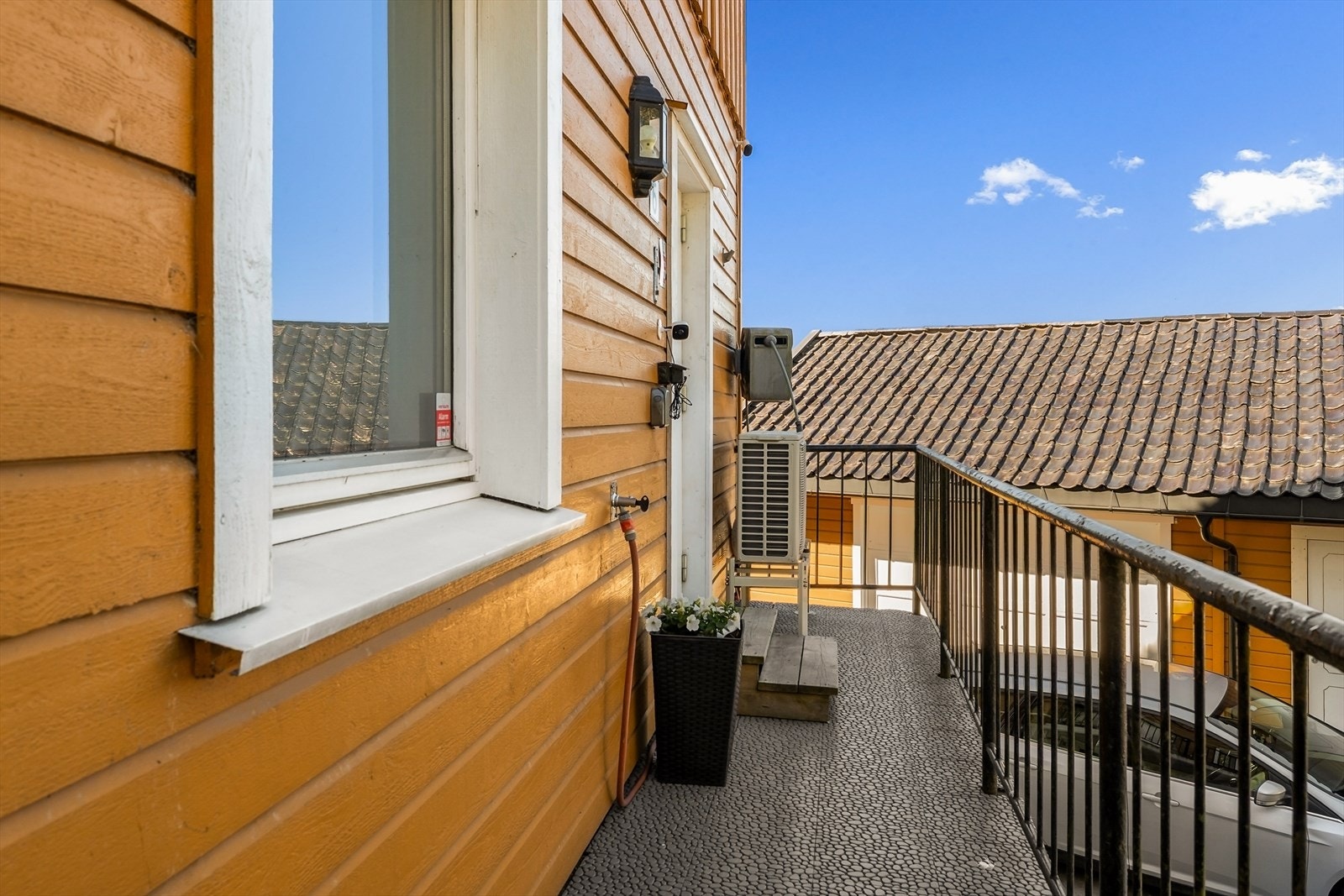 Inngangspartiet er tilgjengelig via en betongtrapp og en gangbane med betonggulv. Galleribilde