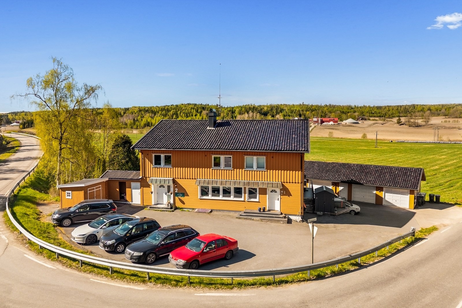Firemannsboligen har en felles, asfaltert gårdsplass med parkering. Galleribilde