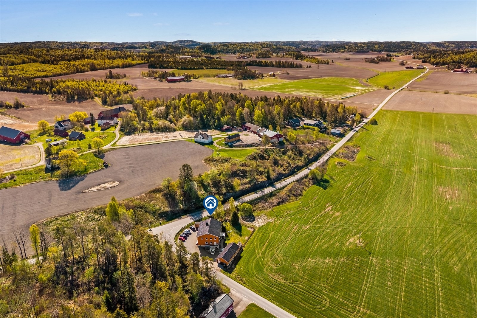 Eiendommen ligger i Skjelland, et rolig område med umiddelbar nærhet til natur og turmuligheter. Galleribilde