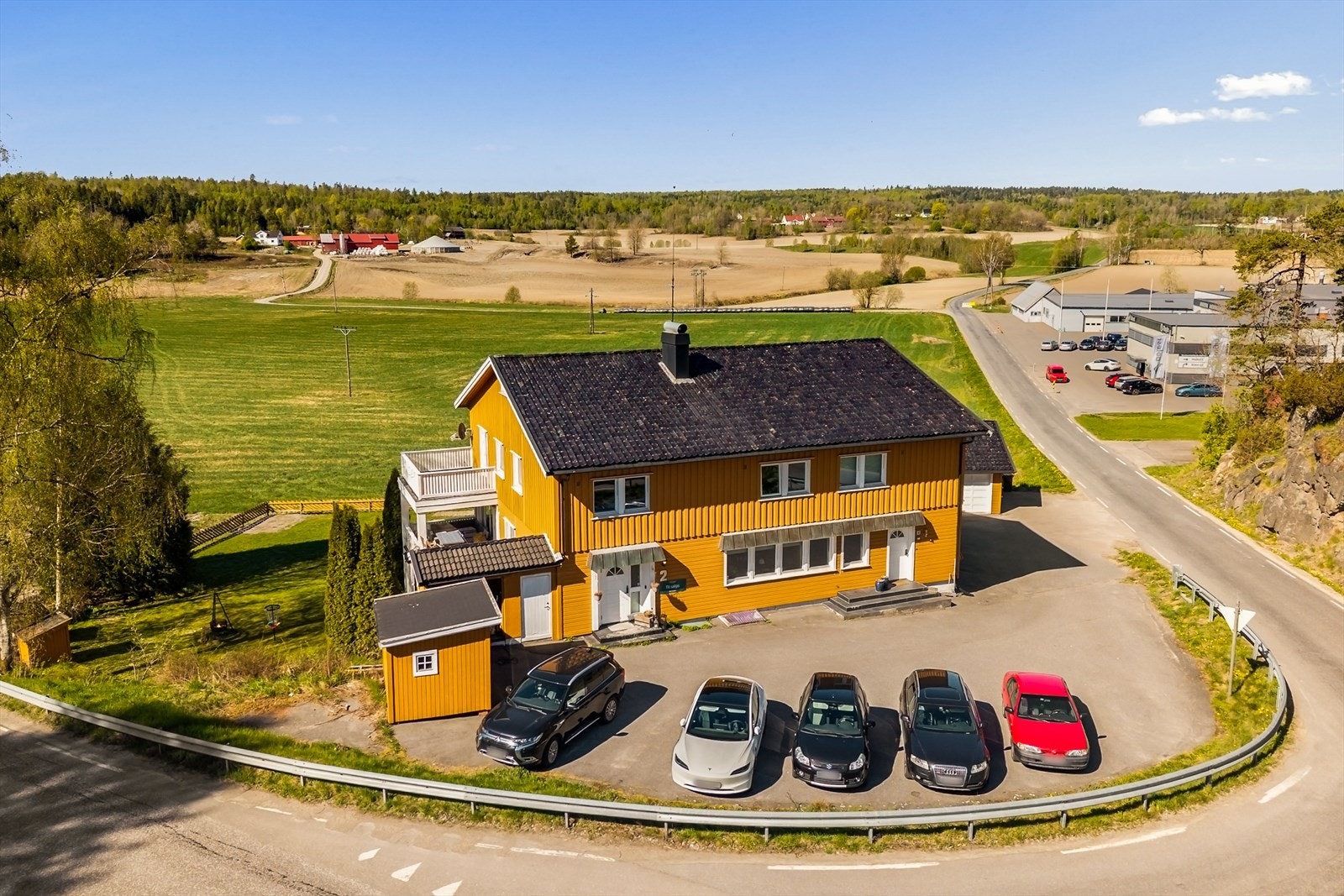 Eiendommen ligger i et åpent og landlig kulturlandskap i Skjelland. Galleribilde