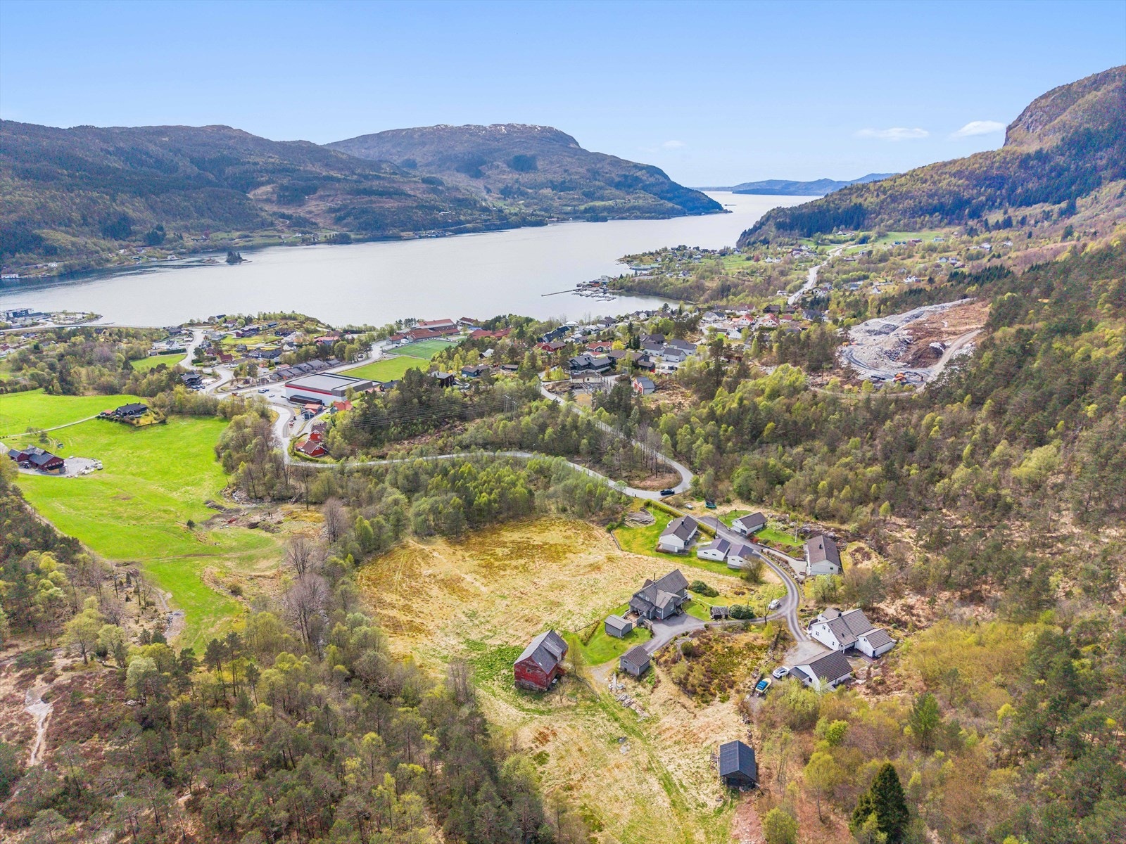 Eikelandsosen ligger vakkert til ved fjorden, med gode turmuligheter i skog og mark. Galleribilde